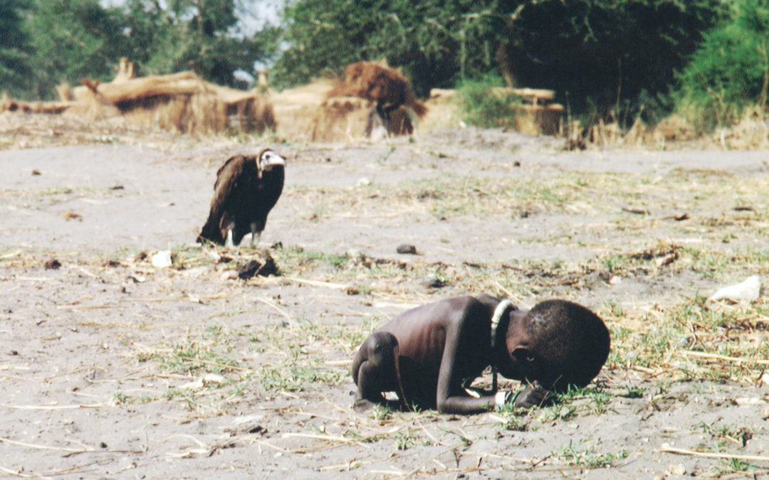 Fotografia de Kevin Carter, guanyadora del Premi Pulitzer, que retrata la fam personificada en un nen ajupit mentre un voltor