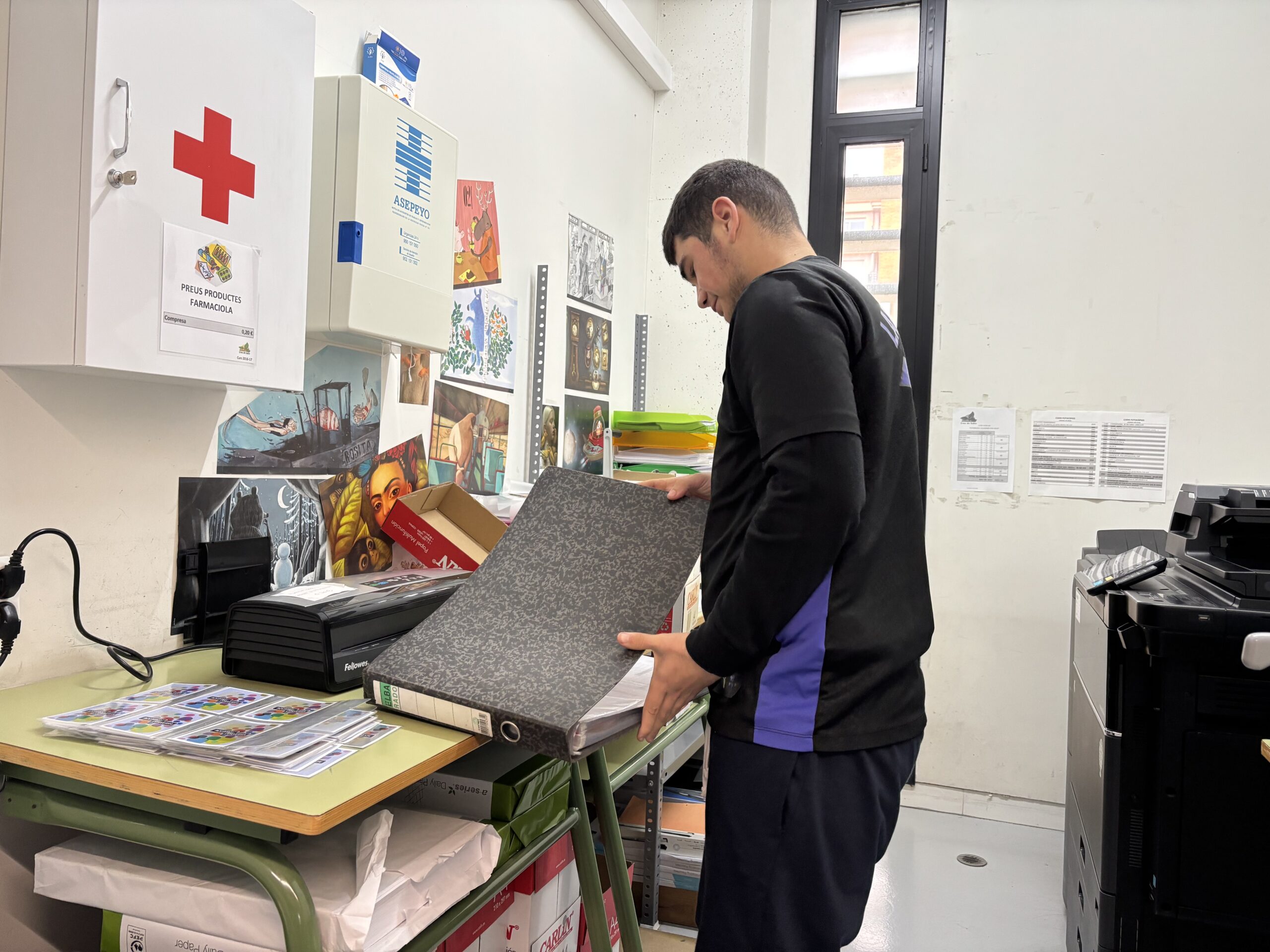 Una de les tasques que realitza l'Iker a l'escola. 