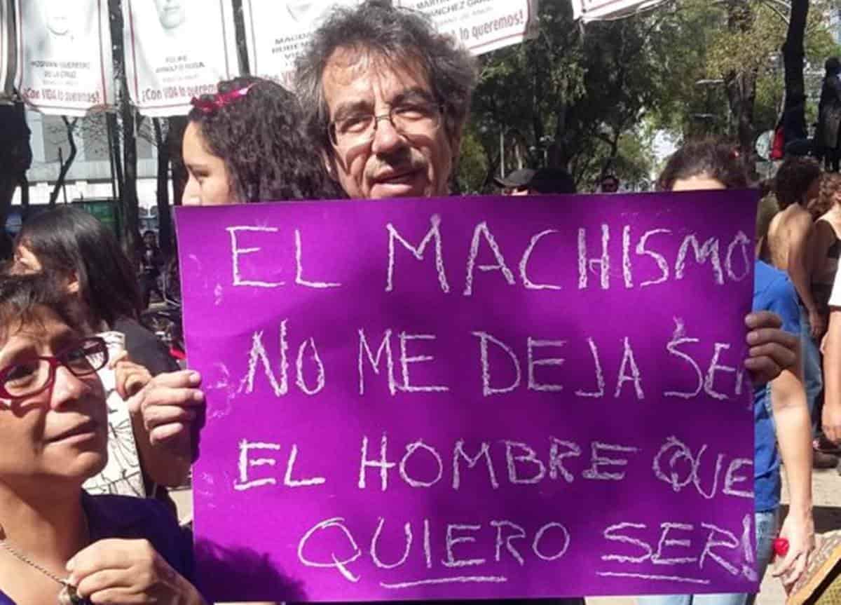 Un home sost&eacute; una pancarta en una manifestaci&oacute; feminista amb un missatge reivindicatiu contra el masclisme.